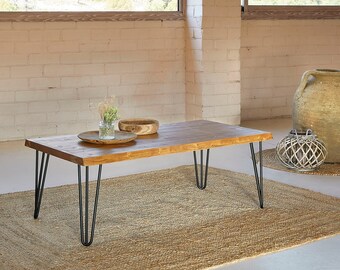 Table basse en bois Blenom Wakaya à bord irrégulier, en bois naturel massif rustique avec différentes finitions, pieds en épingle à cheveux en fer W