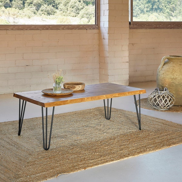 Table basse en bois Blenom Wakaya à bord irrégulier, en bois naturel massif rustique avec différentes finitions, pieds en épingle à cheveux en fer W