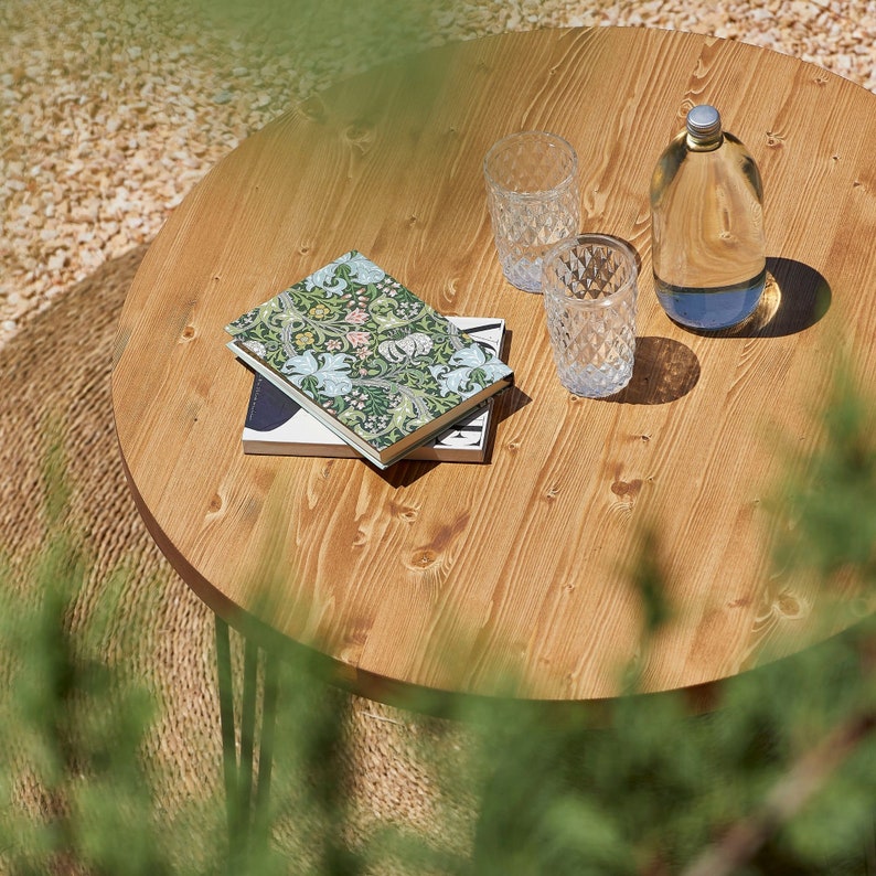 Holztisch, rustikaler, massiver runder Esstisch von Blenom für Esszimmer, Küche oder Wohnzimmer. Cusco-Modell. Schwarze Haarnadelbeine. Bild 6