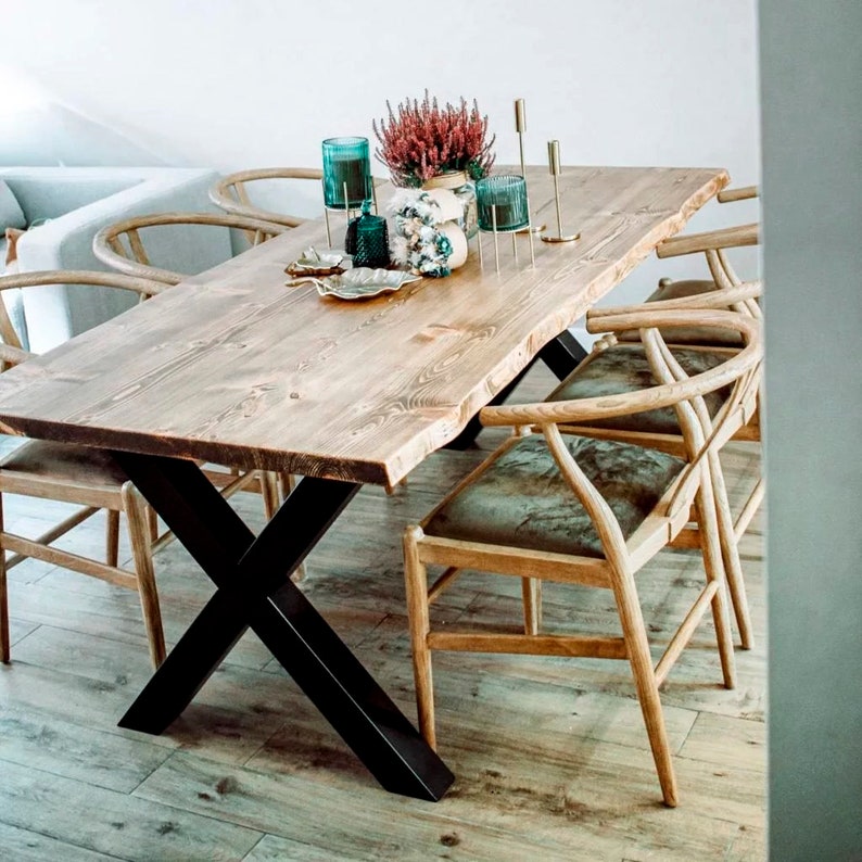 Table en bois, table à manger Iroke Blenom en bois naturel massif rustique avec différentes finitions, pieds en lame X en fer noir. image 5