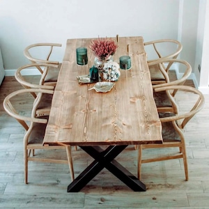 Table en bois, table à manger Iroke Blenom en bois naturel massif rustique avec différentes finitions, pieds en lame X en fer noir.