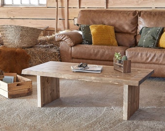 Table basse en bois Blenom Yari, bord irrégulier, en bois naturel massif rustique avec différentes finitions, pieds en bois.