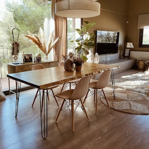 Table en bois, table à manger Tanaru Blenom, rectangulaire en bois naturel durable et pieds en épingle à cheveux en fer naturel, couleur noire. image 1