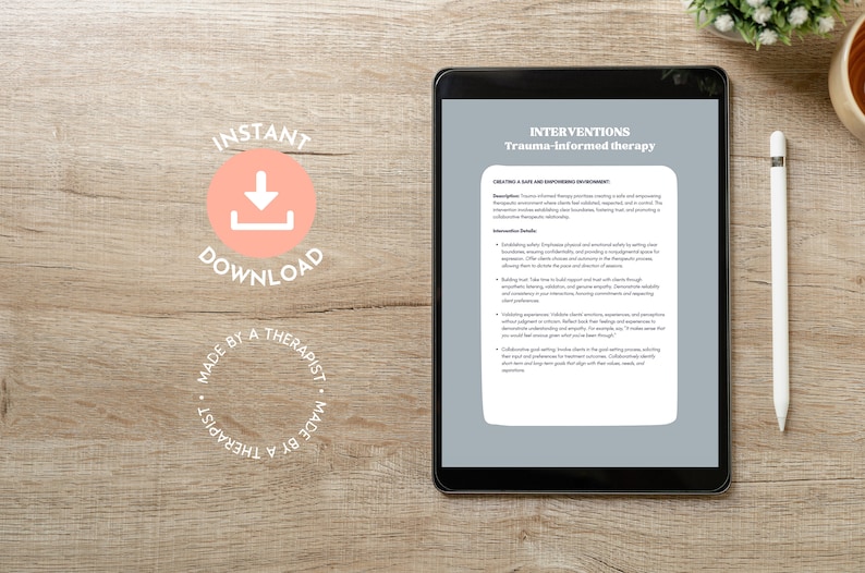 Puede incluir: Una tableta digital que muestra un documento titulado "Intervenciones: Terapia informada sobre el trauma" con una descripci&oacute;n de la creaci&oacute;n de un entorno seguro y empoderador. El documento est&aacute; sobre una superficie de madera marr&oacute;n claro con un bol&iacute;grafo blanco y una planta en maceta en el fondo.
