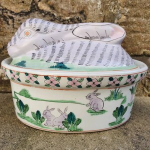 Plato de cazuela de porcelana vintage con tapa de conejo pintado a mano Bunny