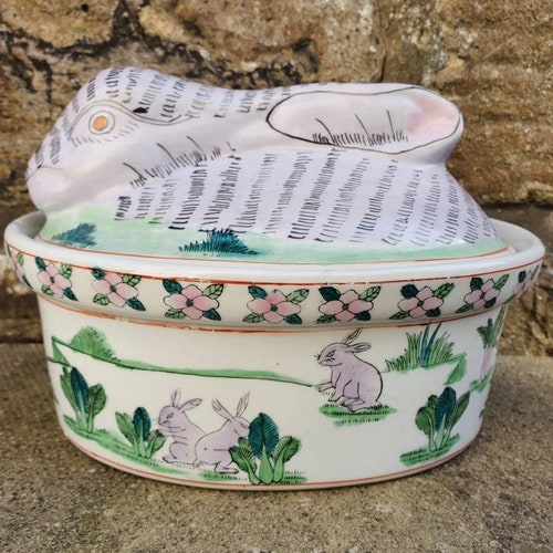 Plato de cazuela de porcelana vintage con tapa de conejo pintado a mano Bunny