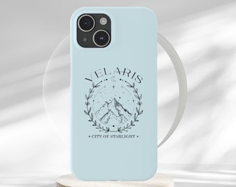 Könnte beinhalten: Eine hellblaue Handyhülle mit einem schwarz-weißen Design, das eine Bergkette, Sterne, eine Mondsichel und einen Kranz zeigt. Der Text "Velaris - City of Starlight" ist auf der Hülle aufgedruckt.
