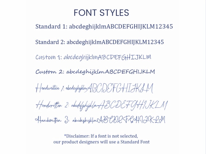 Peut inclure: Une liste de styles de polices pour la personnalisation du texte. Les styles incluent Standard 1, Standard 2, Custom 1, Custom 2, Handwritten 1, Handwritten 2 et Handwritten 3. Le texte "Avertissement : Si une police n'est pas s&eacute;lectionn&eacute;e, nos designers utiliseront une police standard" est en bas de l'image.