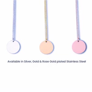 Peut inclure: Trois colliers avec pendentif rond, finition argent, or et or rose. Disponible en acier inoxydable plaqu&eacute; argent, or et or rose.