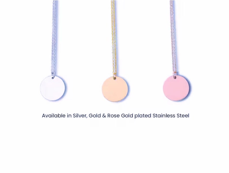 Peut inclure: Trois colliers avec pendentif rond, finition argent, or et or rose. Disponible en acier inoxydable plaqu&eacute; argent, or et or rose.