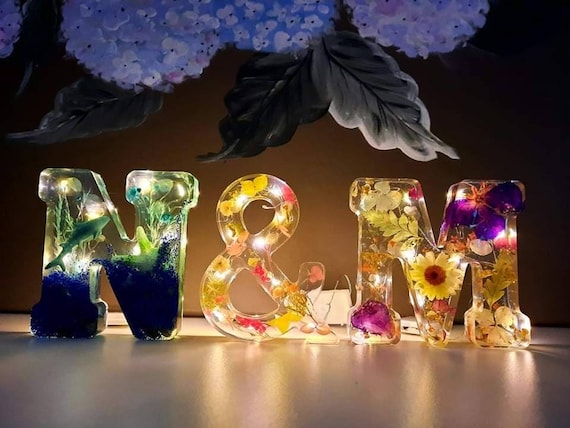 Lampade da lettera personalizzate con resina epossidica e veri fiori  secchi, altezza 10 cm, led, luce notturna, regali unici, fatti a mano -   Italia