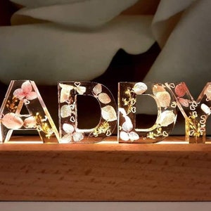 Lámpara personalizada de 4 cm de alto con nombre / letra hecha a mano con resina epoxi, flores secas reales, destellos, etc.