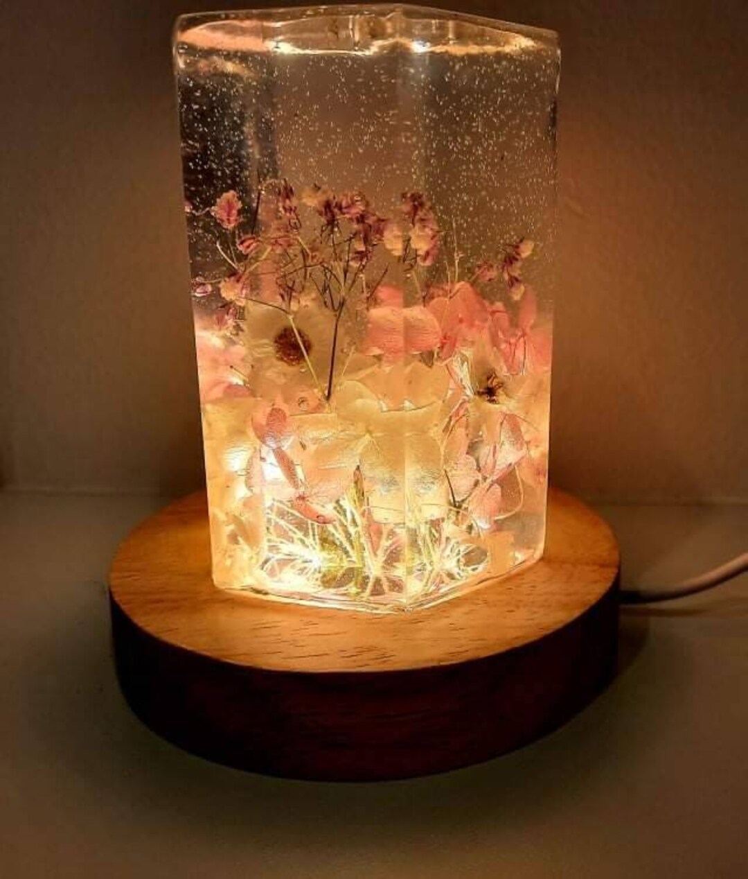 Faites sécher vos créations en résine avec cette mini lampe UV rose !