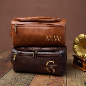 Trousse de toilette en cuir gravée pour homme, kit Dopp en cuir personnalisé, cadeau garçons d'honneur, trousse de toilette de voyage, cadeau de Noël pour lui, papa, petit ami