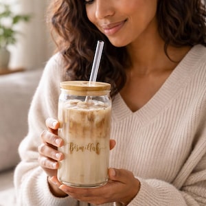 Puede incluir: Un juego de tres tazas de cerámica con un acabado mate moteado. Las tazas son en tonos crema, gris claro y gris oscuro. Cada taza tiene un diseño simple y minimalista y un asa redondeada. Perfecto para café o té.