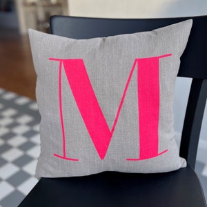 Personalisierter Kissenbezug mit neon pinkem Buchstaben aus 100% Naturleinen image 1