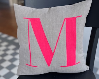 Personalisierter Kissenbezug mit neon pinkem Buchstaben aus 100% Naturleinen