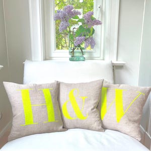 3er Set Personalisierte Kissenbezüge mit neon Initialen aus 100% Naturleinen