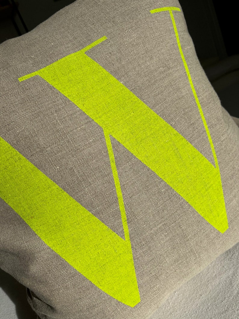 Personalisierter Kissenbezug mit neon pinkem Buchstaben aus 100% Naturleinen image 9