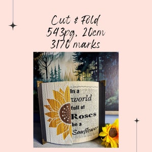 Könnte beinhalten: Eine Buchkunstskulptur einer Sonnenblume mit dem Text "In a world full of Roses be a Sunflower" auf einem Buch mit 543 Seiten und 3170 Markierungen. Das Buch ist 20 cm hoch.