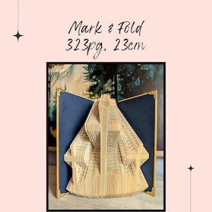 Könnte beinhalten: Ein gefaltetes Buchkunstwerk mit einem einzigartigen Design. Das Buch hat 323 Seiten und misst 23 cm. Der Text "Mark & Fold" steht oben. Die Seiten des Buches sind zu einer dreidimensionalen Form gefaltet, vor blauem Hintergrund.