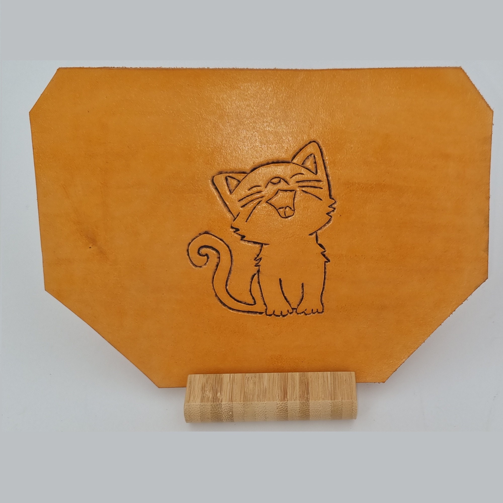 Tableau en Cuir Artisanal/ Création Unique Fait Main Par Repoussage/Thème Chat/Fait France/Décoratio