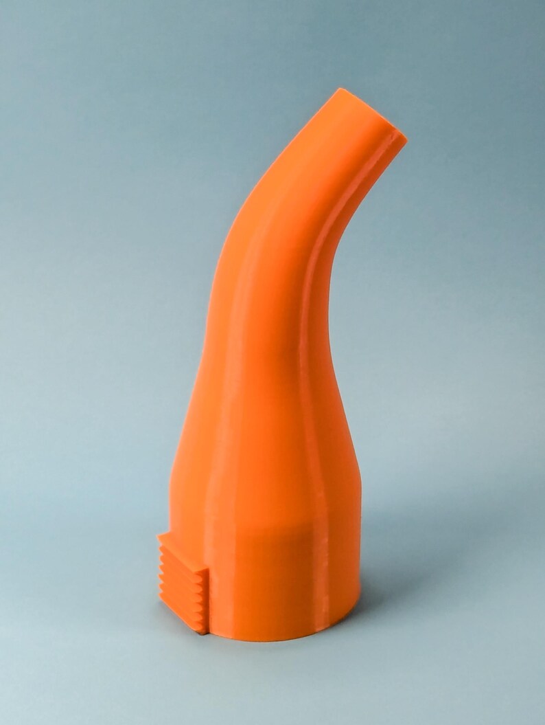Puede incluir: Boquilla curva de color naranja brillante con una base texturizada. La boquilla tiene una forma suave y redondeada y se estrecha hacia la parte superior. La base presenta una peque&ntilde;a secci&oacute;n rectangular con un borde estriado. El objeto est&aacute; sobre un fondo azul claro.