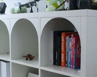 Estantes de esquina arqueados IKEA KALLAX: apilables y con un diseño moderno y redondeado.
