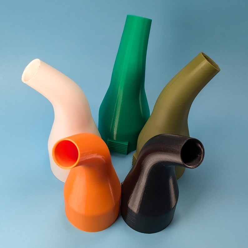 Puede incluir: Colecci&oacute;n de cinco objetos curvos con forma de boquilla en varios colores: blanco, verde, oliva, naranja y negro. Los objetos tienen una base redondeada y una boquilla cil&iacute;ndrica curva. El fondo es azul claro.