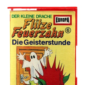 Puede incluir: Una cinta de casete roja y amarilla con el título "Der Kleine Drache Flitze Feuerzahn" y el subtítulo "Die Geisterstunde". La cinta de casete es de la marca Europa y presenta una ilustración de dibujos animados de un dragón verde con pelo rojo y un fantasma.