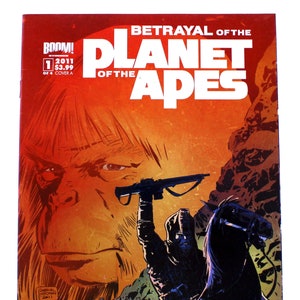 Könnte beinhalten: Ein Comic-Cover mit einer Nahaufnahme des Gesichts eines großen Affen, im Vordergrund eine menschliche Figur mit einer Waffe. Der Titel "Betrayal of the Planet of the Apes" ist in weißen Buchstaben auf rotem Hintergrund gedruckt. Der Comic ist Ausgabe #1 von 4 und wurde 2011 veröffentlicht.