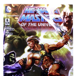 Könnte beinhalten: Ein Comic-Cover mit He-Man, den Meistern des Universums, im Kampf gegen Skeletor. He-Man schwingt sein Power Sword, und Skeletor hält seinen Stab. Der Hintergrund ist ein wirbelnder Energie-Strudel.
