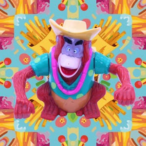 Pode incluir: Uma figura de brinquedo colorida de orangotango usando um chapéu de cowboy amarelo, uma camisa azul-turquesa com bolinhas verdes e um colar de flores rosa. O orangotango tem braços vermelhos e um torso marrom. O fundo apresenta um padrão repetido de batatas fritas, flores e outros alimentos.