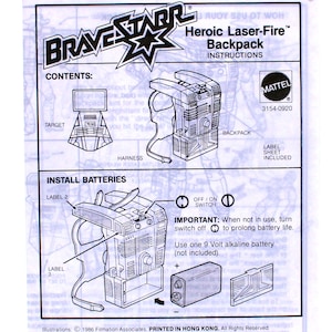 Może przedstawiać: Czarno-białe instrukcje do zabawki Brave Starr Heroic Laser-Fire Backpack. Instrukcje zawierają schemat plecaka, celu i uprzęży. Instrukcje zawierają również informacje o instalacji baterii i ostrzeżenie o wyłączeniu przełącznika, gdy zabawka nie jest używana, aby przedłużyć żywotność baterii. Instrukcje wskazują, że zabawka wymaga jednej 9-woltowej baterii alkalicznej, która nie jest dołączona.