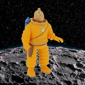 Könnte beinhalten: Figur einer Comicfigur in einem gelben Raumanzug auf einer mondähnlichen Oberfläche vor einem Sternenhimmel. Der Anzug hat eine braune Halterung, einen blauen Tank und einen hellbraunen Helm. Die Figur ist im Comic-Stil gehalten.