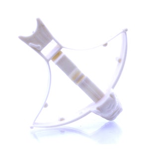 Könnte beinhalten: Weißer Plastik-Spielzeug-Armbrust mit einfachem Design. Die Armbrust besteht aus einem einzigen Stück Plastik und hat einen einfachen Abzugsmechanismus.