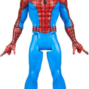 Pu&ograve; includere: Una action figure rossa e blu di Spider-Man con un simbolo di ragno nero sul petto. La figura ha un design classico con un costume rosso e blu e un motivo a ragnatela nero.