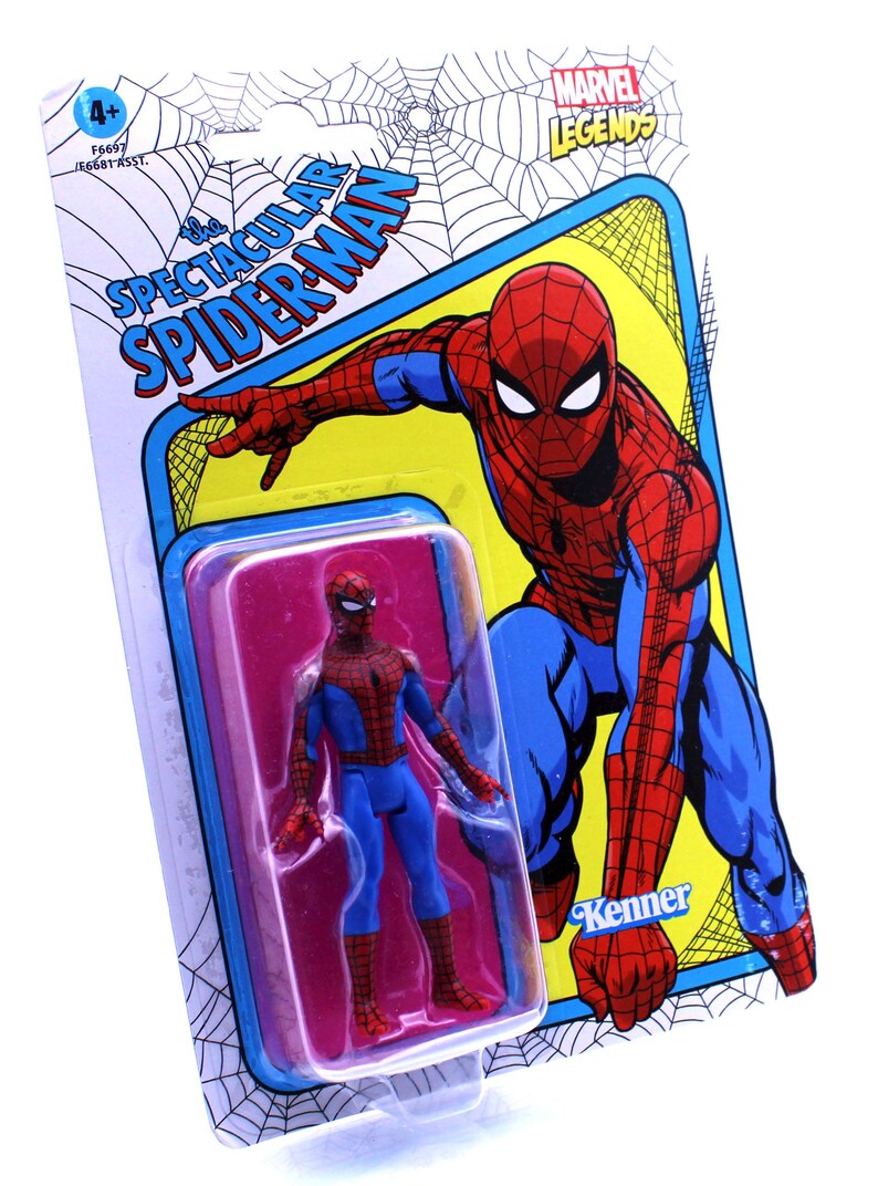 Pu&ograve; includere: Una action figure in stile vintage di Spider-Man con un costume rosso e blu, confezionata in una confezione blister in plastica con sfondo giallo e rosso. La confezione presenta il logo Marvel Legends e il testo "The Spectacular Spider-Man".