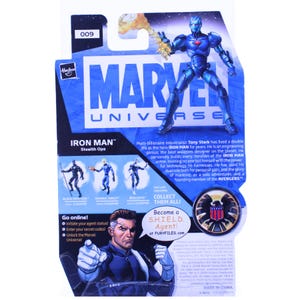 K&ouml;nnte beinhalten: Marvel Universe Iron Man Stealth Ops Actionfigur. Die Figur ist blau mit roten Akzenten und h&auml;lt eine gelb-orangefarbene Energieexplosion. Die Verpackung enth&auml;lt das Marvel Universe Logo und den Text "Collect Them All!"