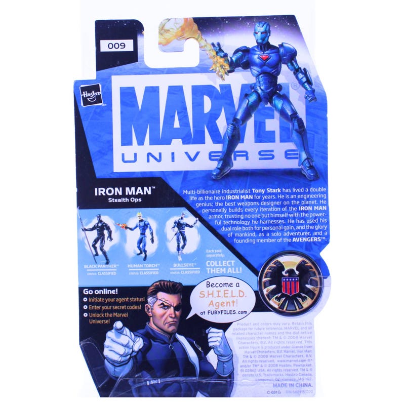 K&ouml;nnte beinhalten: Marvel Universe Iron Man Stealth Ops Actionfigur. Die Figur ist blau mit roten Akzenten und h&auml;lt eine gelb-orangefarbene Energieexplosion. Die Verpackung enth&auml;lt das Marvel Universe Logo und den Text "Collect Them All!"