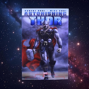 Könnte beinhalten: Comic-Cover von "Astonishing Thor" von Robert Rodi und Mike Choi. Das Artwork zeigt Thor, einen Superhelden, der einen Hammer hält, mit einem roten Umhang. Der Titel ist in Blau und Weiß gehalten, mit dem Marvel-Logo unten.