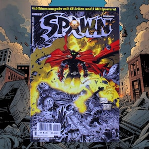 Könnte beinhalten: Comic-Cover von Spawn #50. Es zeigt eine zentrale Figur mit rotem Umhang und Ketten vor einem feurigen Hintergrund. Der Titel "SPAWN" ist deutlich sichtbar. Das Cover enthält Text auf Deutsch und Englisch, mit einem Stadtlandschaftshintergrund.