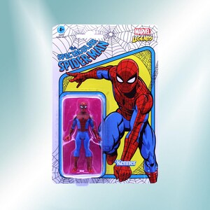 Pu&ograve; includere: Una action figure in stile retr&ograve; di Spider-Man nel suo costume rosso e blu, confezionata in una blister di plastica trasparente con un logo Kenner. La confezione presenta un'illustrazione in stile fumetto di Spider-Man e il testo "The Spectacular Spider-Man" e "Marvel Legends".