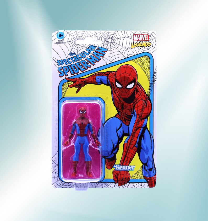 Pu&ograve; includere: Una action figure in stile retr&ograve; di Spider-Man nel suo costume rosso e blu, confezionata in una blister di plastica trasparente con un logo Kenner. La confezione presenta un'illustrazione in stile fumetto di Spider-Man e il testo "The Spectacular Spider-Man" e "Marvel Legends".
