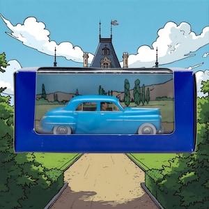 Könnte beinhalten: Hellblaues Oldtimer-Automodell in einer blauen Ausstellungsbox. Das Auto hat weiße Reifen und ist vor dem Hintergrund einer Landschaft mit einem Herrenhaus und einer Straße platziert. Die Box ist vor einem Cartoon-Hintergrund platziert.