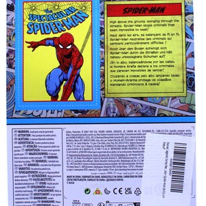 Pu&ograve; includere: Una action figure di Spider-Man rossa e blu con una tuta rossa e blu, un simbolo di ragno rosso sul petto e un design a ragnatela nera sulla schiena. La figura &egrave; in una posa d'azione dinamica con le braccia distese. La figura fa parte della serie Marvel Legends. La confezione presenta un'immagine di Spider-Man in stile fumetto.