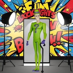 Könnte beinhalten: Eine Riddler-Actionfigur in einem grünen Body mit einem lila Fragezeichen, Handschuhen und Schuhen, die einen schwarzen Stock hält. Die Figur steht vor einer Kulisse mit Text und Grafiken im Comic-Stil. Zwei Studiolampen flankieren die Figur.