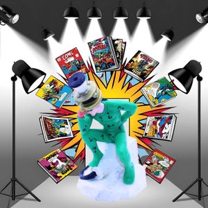 Könnte beinhalten: Eine Figur des Riddlers in einem grünen Anzug mit Fragezeichen, Melone und weißem Sockel. Comics umgeben die Figur, mit einem Pop-Art-Hintergrund und Scheinwerfern.