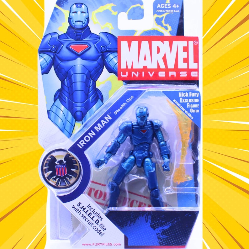 K&ouml;nnte beinhalten: Blaue Iron Man Actionfigur aus dem Marvel-Universum, verpackt auf einer gelb-blauen Karte. Die Figur befindet sich in einer dynamischen Pose, mit den Worten "IRON MAN Stealth Ops" und "Nick Fury Exclusive Figure Offer" auf der Verpackung. Enth&auml;lt eine S.H.I.E.L.D.-Datei mit Geheimcode.