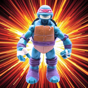 Könnte beinhalten: Eine Teenage Mutant Ninja Turtle Actionfigur. Die Figur ist überwiegend türkis mit einem braunen Panzer, lila Akzenten und einer roten Maske. Die Figur ist vor einem leuchtenden, radialen orange-gelben Hintergrund platziert.